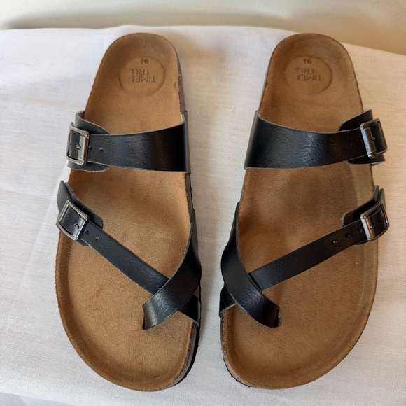 Time and Tru Shoes - Black Leather Sz 9.5 Sandals with Buckles 0030